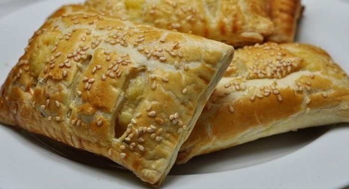 Слоеное тесто с сыром в духовке