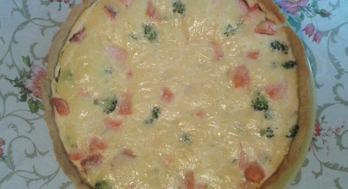 Лоранский пирог с семгой и брокколи