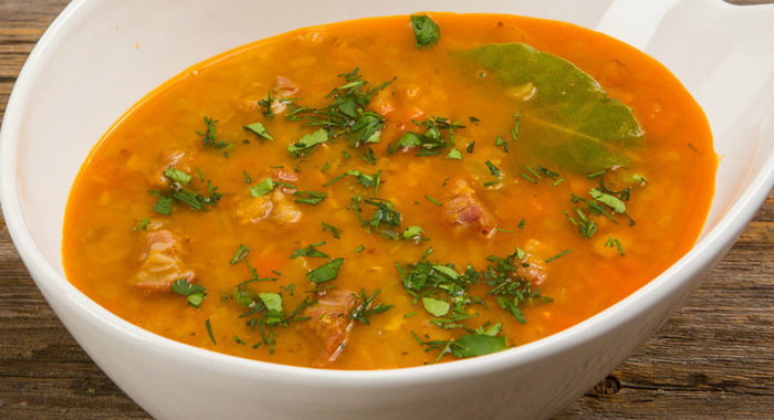 Чечевичный суп со свининой и копченой паприкой