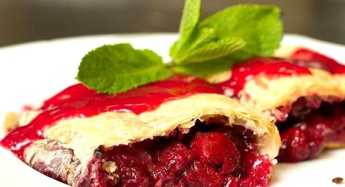 Вишневый штрудель из слоеного теста