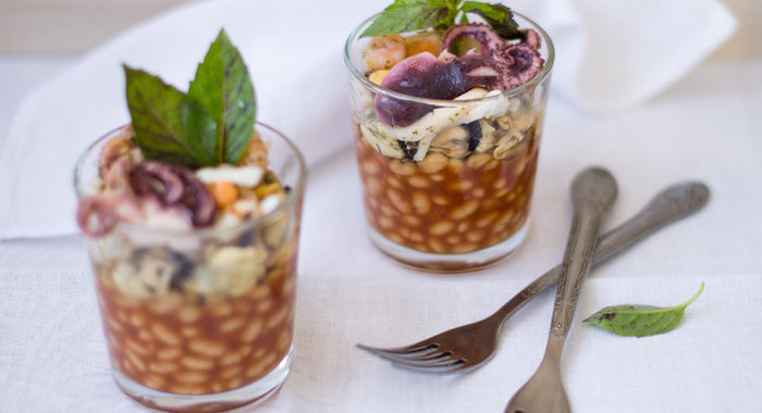 Салат из фасоли с морепродуктами