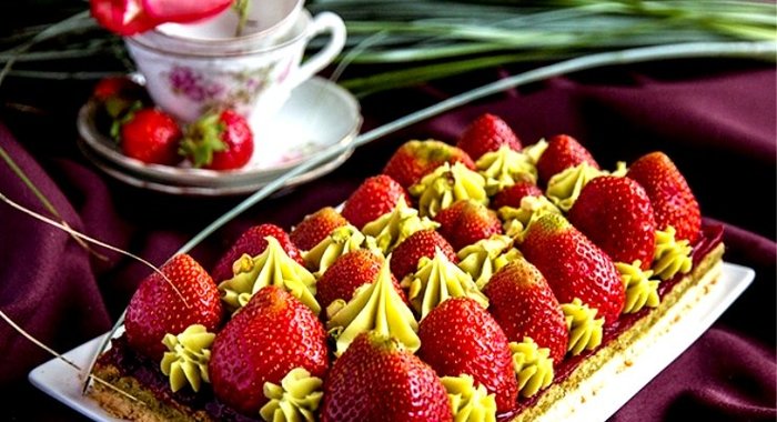 Клубнично-фисташковый торт