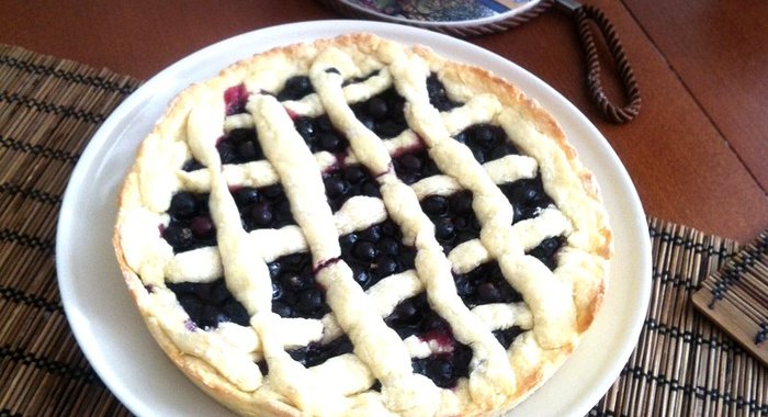 Открытый пирог с черной смородиной