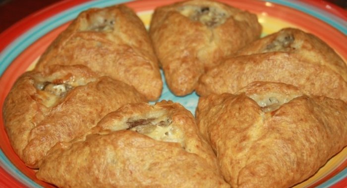 Пироги с говядиной, сыром и пекинской капустой