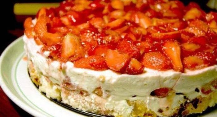 Песочный торт с бананами и клубникой