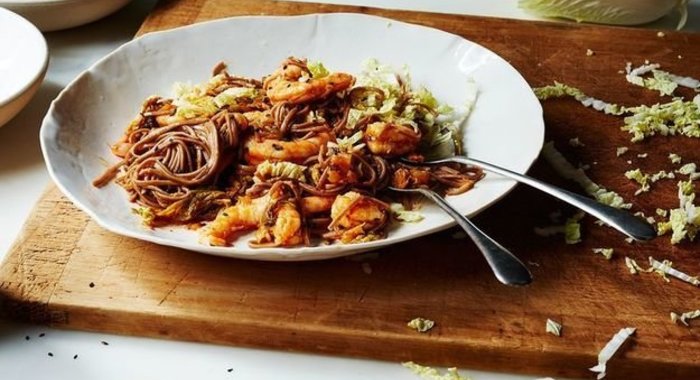 Лапша соба с кимчи и креветками