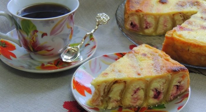 Блинный пирог с творогом и вишней.