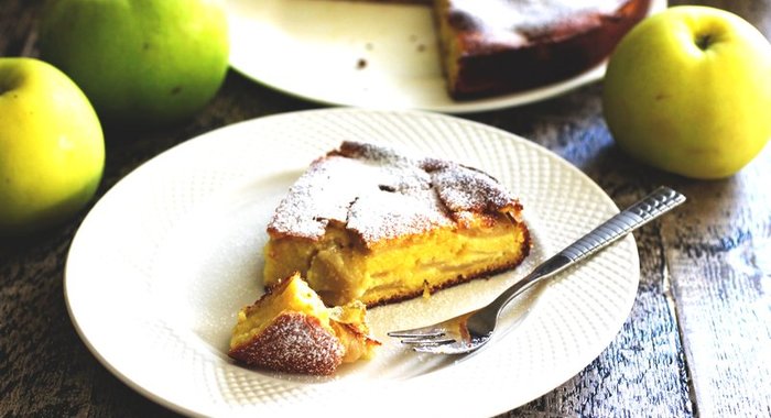 Творожный пирог с яблоками и сметаной