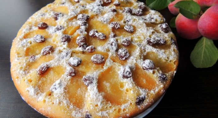 Пирог с яблоками и изюмом