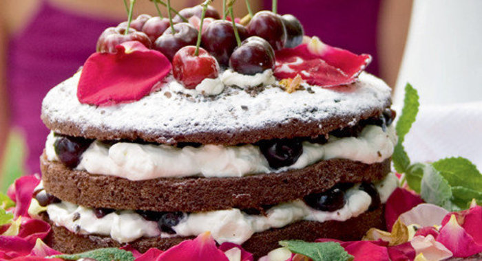 Шоколадный торт с черешней