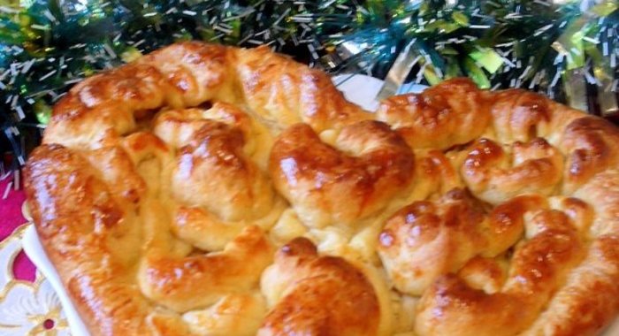 Пирог из слоеного теста с курицей и сыром