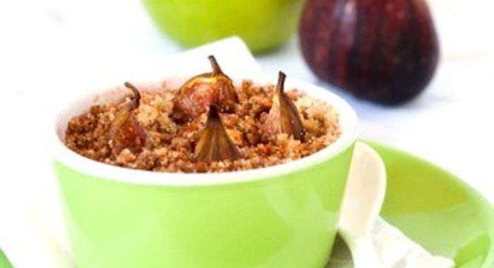 Крамбл с яблоком и инжиром