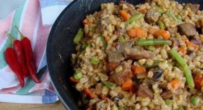 Перловка с говядиной и овощной смесью