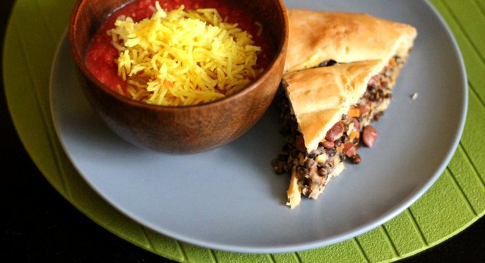 Пирог из бездрожжевого теста с красной фасолью