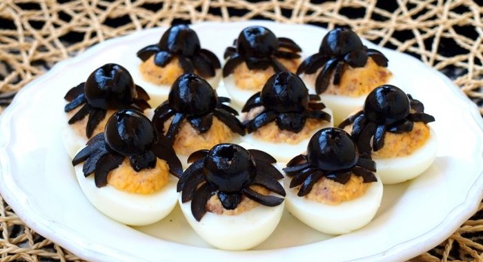 Фаршированные яйца с печенью трески Пауки