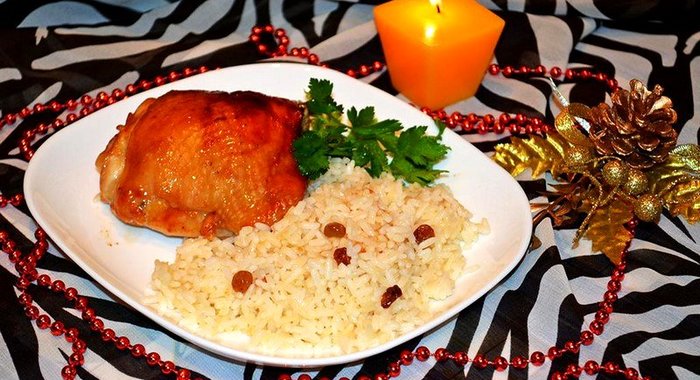 Куриные бедра в соусе с гарниром из риса и изюма