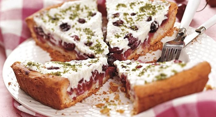 Черешневый пирог с миндальным кремом