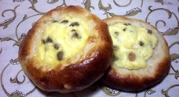 Ватрушки с творогом и изюмом