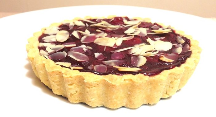 Вишневый тарт с миндалем