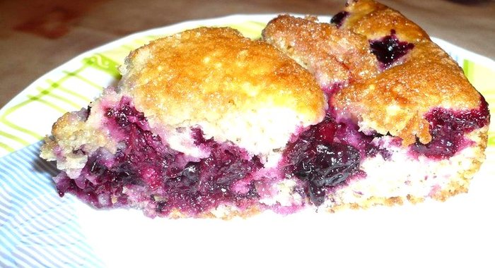 Простой пирог со смородиной