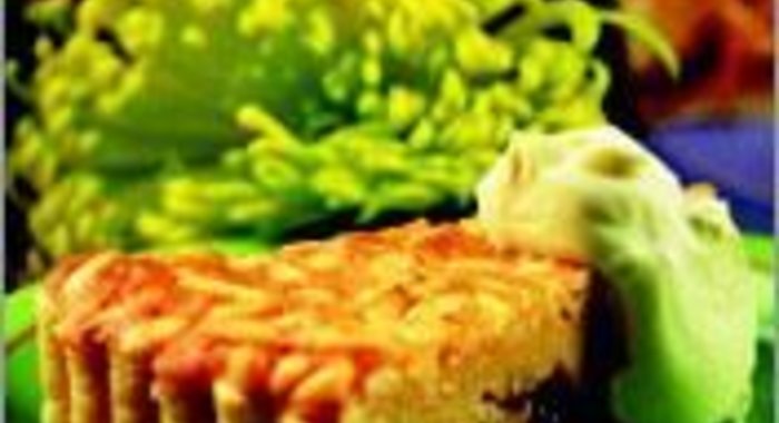 Песочный торт с орехами и изюмом