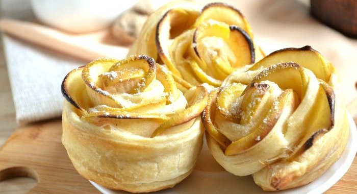 Розочки из слоеного теста с яблоками