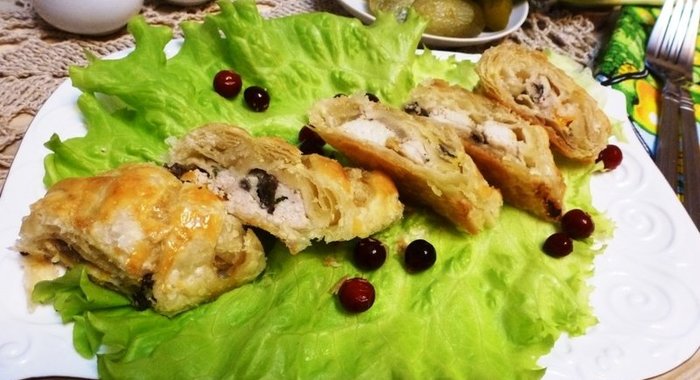 Пирог-слойка с курицей и шампиньонами