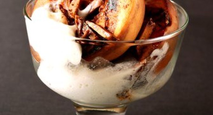 Персики на гриле в темном роме с карамельным мороженым