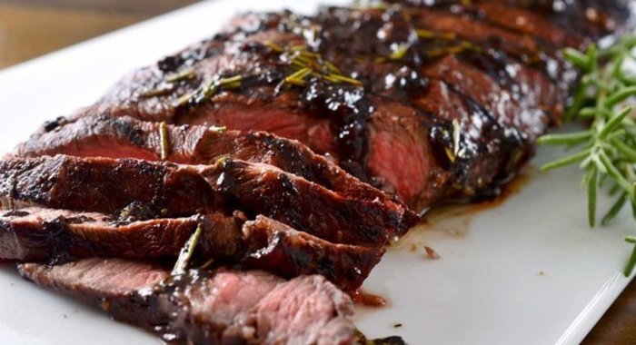 Говяжий стейк в маринаде из инжира со сливочным сыром