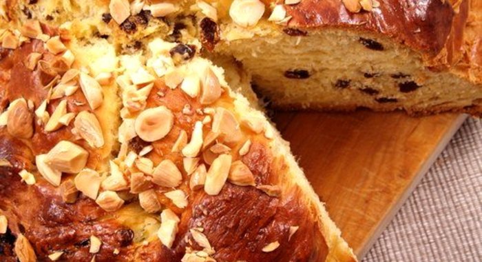 Воздушная ромовая баба по‑эльзасски с изюмом и миндалем