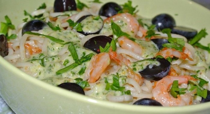 Салат с креветками и виноградом