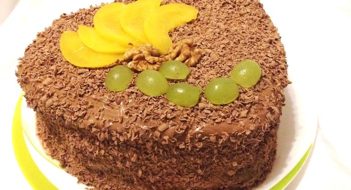 Бисквитный торт с шоколадным кремом и посыпкой