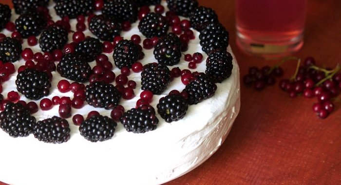 Торт с ежевикой и красной смородиной