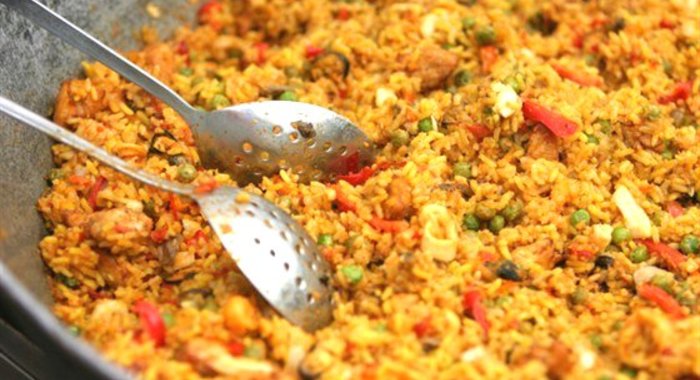 Рис со свининой и зеленым горошком