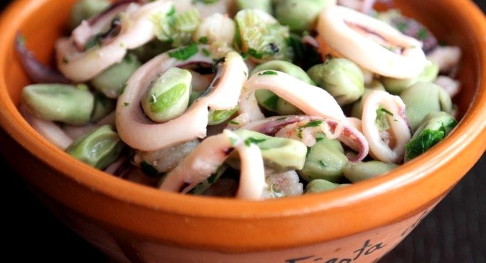 Кальмары с креветками и зеленой фасолью