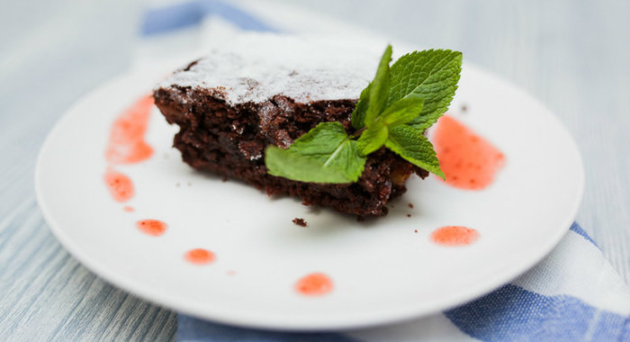 Брауни с орехами и вишней за 40 минут