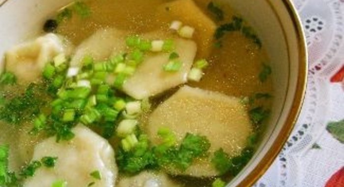 Пряный куриный бульон с пельменями
