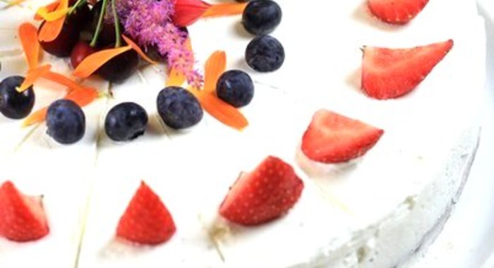 Торт с лесными ягодами и соусом из клубники