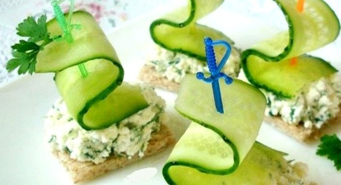 Маленькие бутерброды на шпажках