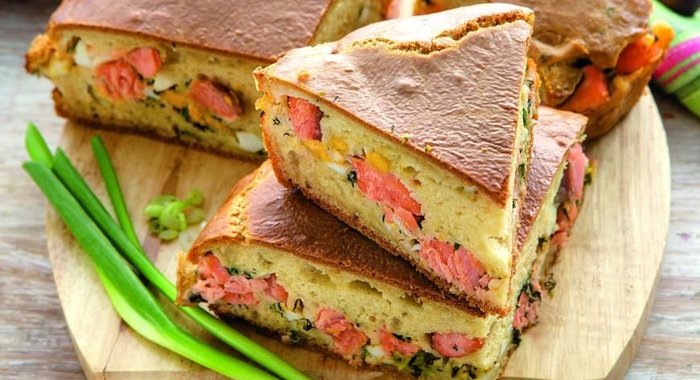 Пирог с лососем, яйцами и зеленью