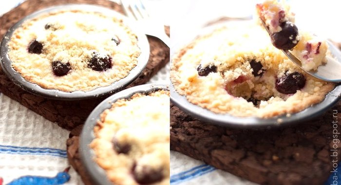 Песочный мини-пирог с творожной начинкой и вишней