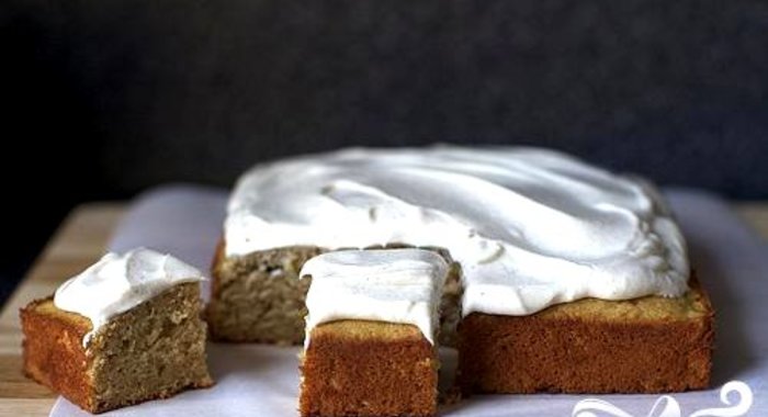 Пирог с яблочным соусом и сливочной глазурью