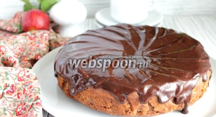 Шоколадный пирог с яблоками