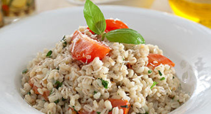 Перловка с запеченными помидорами в мультиварке