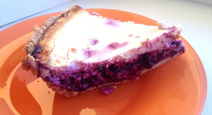 Чернично-сметанный пирог на цельнозерновом корже