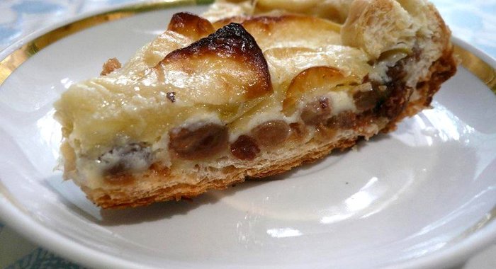 Пирог из слоеного теста с яблоками и изюмом