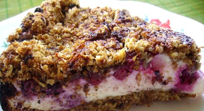 Песочный пирог с творогом и ягодами