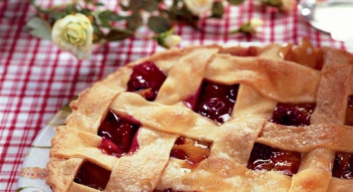 Пирог с персиками и вишнями