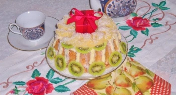 Воздушный кугельхопф с орехами и фруктами