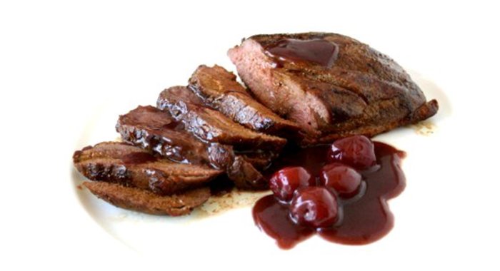 Свинина с сушеной вишней и красным вином